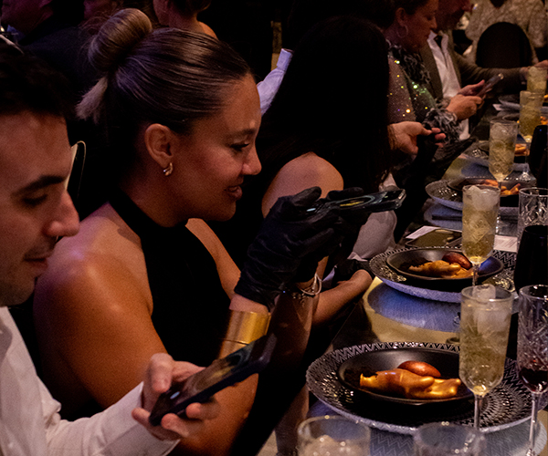 Cena, copas, recuerdo, e historia