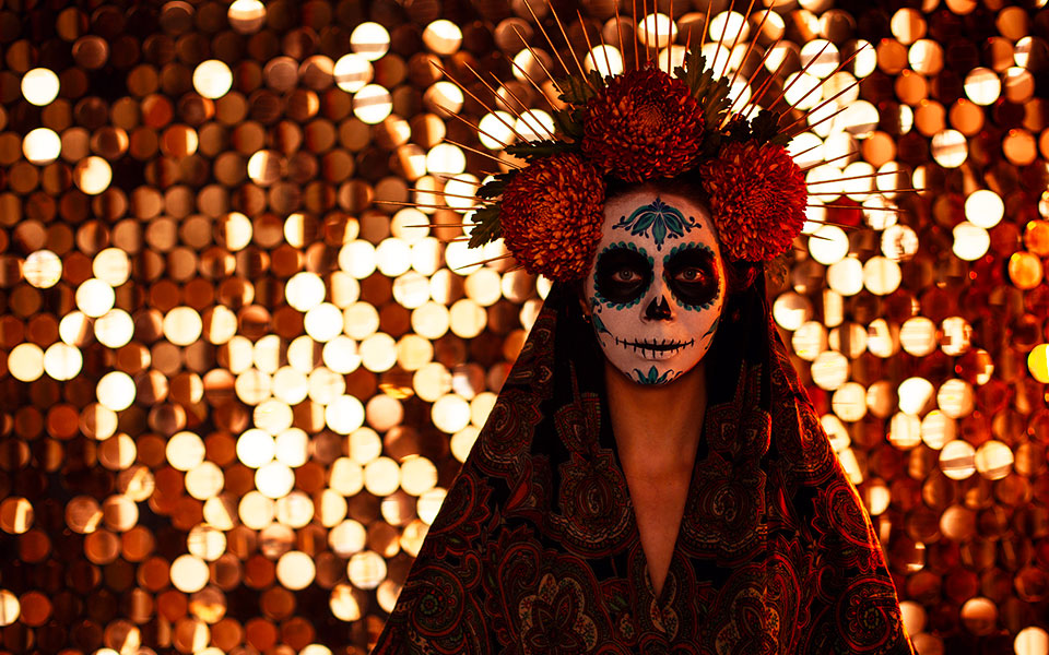 La Catrina es uno de los iconos más reconocidos de la cultura mexicana, representando la dualidad entre la vida y la muerte de una manera festiva.