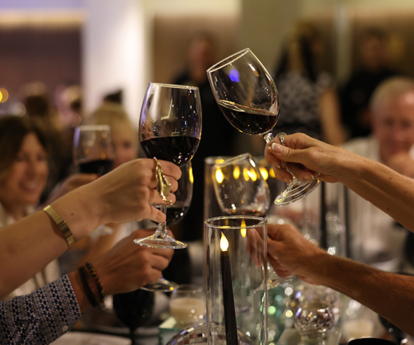 Cena, copas, recuerdo, e historia