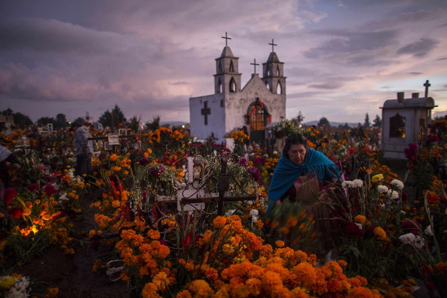 La Catrina es uno de los iconos más reconocidos de la cultura mexicana, representando la dualidad entre la vida y la muerte de una manera festiva.