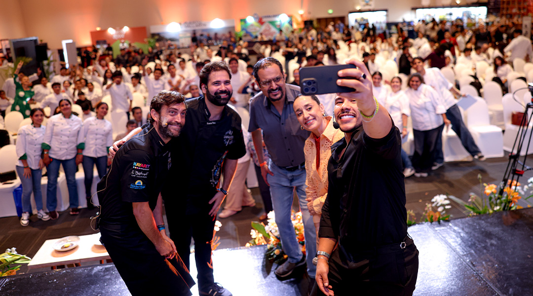 Foto oficial con chefs en escenario principal